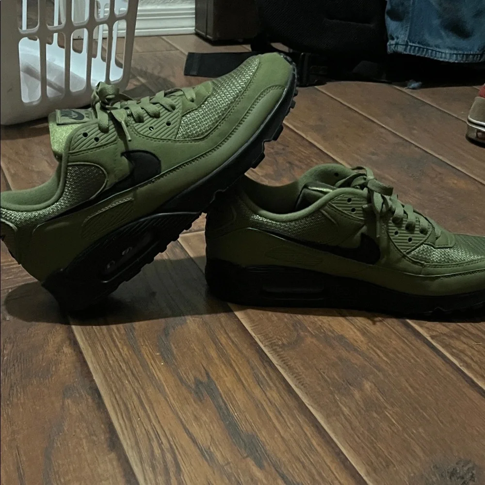 Nike Men's Forest Green Air Max 90 - Picture 2 of 6